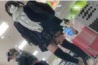 ◎ローアングル#12 ミニスカで買い物中のJKが白パンツでパンチラしまくり