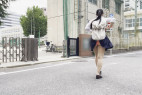 何故こうなった!スカートがパンツの中にINして桃尻丸出しで外を歩くJK