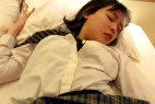 実際に着ていた制服で…18歳の若い裸体を激しく突きまくり!!