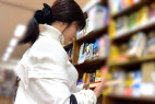 【4K・高画質】至高の膨らみ #13 英検参考書を選ぶインテリ美女の白ニット巨乳に接近