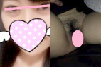 乗り気じゃない女子大生の車内プチ。ビラビラ引っ張られながら具まで丸見えにされ不機嫌そうです。。