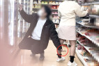 同業者は仲間を呼んだ!二人の協力者vs白いネコvs純白パンティ美人【禁断の逆さ撮り】Vol.50