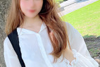 初撮影・顔出し!ミニスカートから生足美脚を露出させる美容スタイリスト!敏感すぎるスレンダーボディに刺激を与えるとアレを吹きまくりでびっしょりベット濡らし2回連続生中出し!