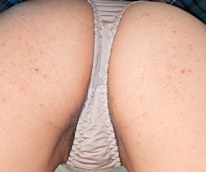 むちっとしたお尻を持つ青チェJKをエレベーター内で逆さ撮りパンツ盗撮
