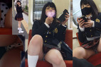 (撮影バレ)電車内でエロいパンティ見せつけるJK