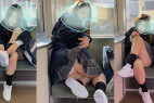 電車で対面したJKがスカートヒラヒラさせパンティ見せ付けてくる