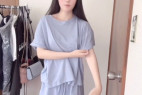 お嬢様系清楚な美女、自撮りオナニー
