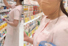 SS級爆乳!薬剤師のお姉さんを粘着おっぱい揉み【おっぱい痴かん】