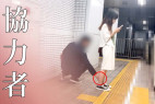 駅で同業者とパンチラ協力プレイ/女子大生の青パンツ激写【禁断の逆さ撮り】Vol.66