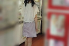 ゲームに夢中の細身の子・水玉パンツをじっくり撮影