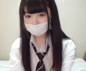SNSで話題を集めている18歳。怯えながら処女喪失までの一部始終。