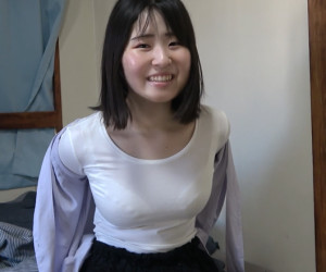 とんでもなく初々しい女の子とP活。地味な見た目とエロい巨乳のギャップがたまりません。