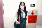 尿なのか汁なのか染み付きTを履いていたJKをエレベーター盗撮